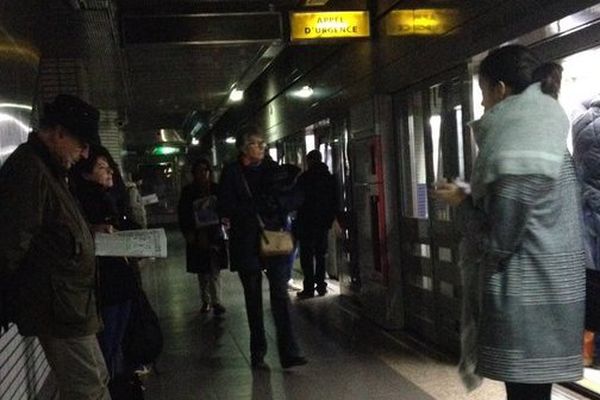 Les passagers ont attendus (presque dans le noir)