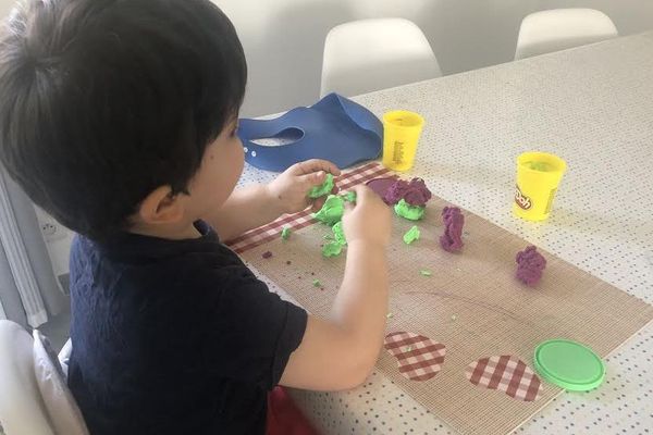 Activités manuelles et physiques, jeux, travail scolaire ... les parents organisent les journées de leurs enfants. 