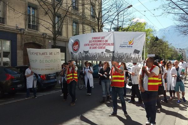 Le cortège de manifestants a remonté la rue Hébert à Grenoble