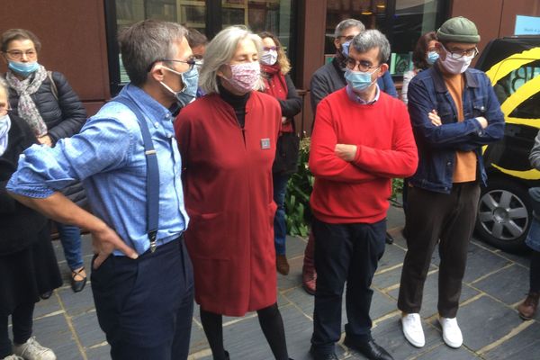 Conférence de presse improvisée dans la rue pour les libraires frondeurs du Mans qui protestent contre l'obligation qui leur est faite de fermer durant le confinement