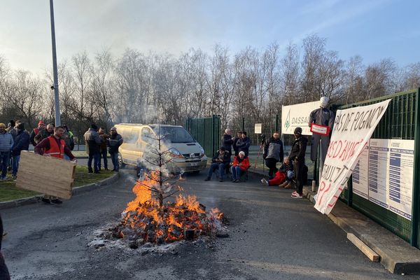 Les salariés de Dassault Aviation de Mérignac en Gironde en grève pour leurs salaires, jeudi 2 mars 2023.