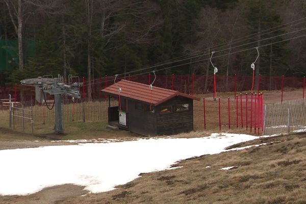 Dans le Puy-de-Dôme, la station de ski de Saint-Anthème Prabouré fait face à une saison sans neige et sans skieurs.