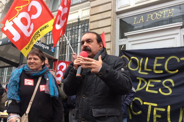 A Rennes, ce vendredi, le secrétaire général de la CGT, Philippe Martinez, a dénoncé une organisation du travail de La Poste qui "ne prend pas en compte la réalité du travail des facteurs et des usagers."