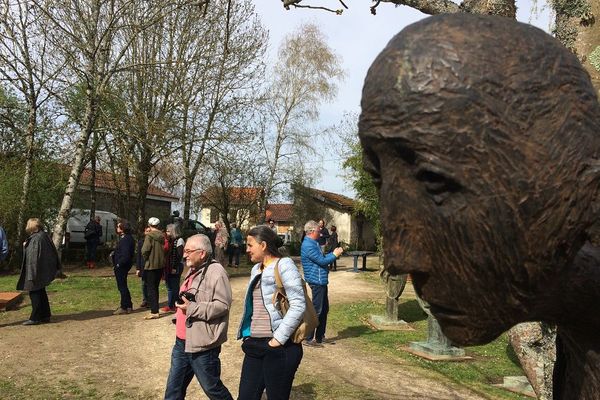 Plus de 300 visiteurs venus de toute la France, de Québec, de Suisse découvrent l'atelier du sculpteur Marc Petit