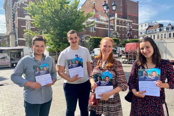 Ici Violette Spillebout ( 9ème) venue distribuer des tracts à Lille pour Vanessa Duhamel (1ère), ce mercredi 15 juin, aucune profession de foi de ces deux candidates ne sera donc distribuée dans les boîtes aux lettres de la 9ème et la 1ère. Les électeurs recevront uniquement les bulletins de la Nupes.