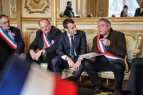 Le 14 janvier 2019, Michel Fournier (à gauche d'Emmanuel Macron) avait rencontré le président de la République à l'Elysée pour lui remettre les cahiers de doléances. Aujourd'hui, pour évoquer le déconfinement, tout s'est déroulé par visioconférence. 