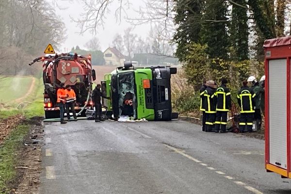 Un camion contenant 9 000 litres de fioul s'est couché sur la route à Saussay (Seine-Maritime), mercredi 11 décembre 2024.