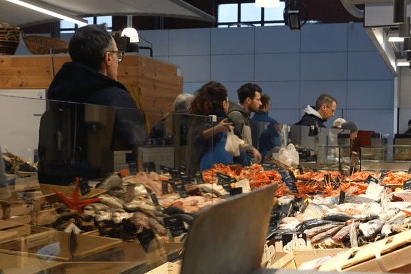 Aux Halles de Wazemmes, à Lille, l’effervescence règne en ce matin du 24 décembre.