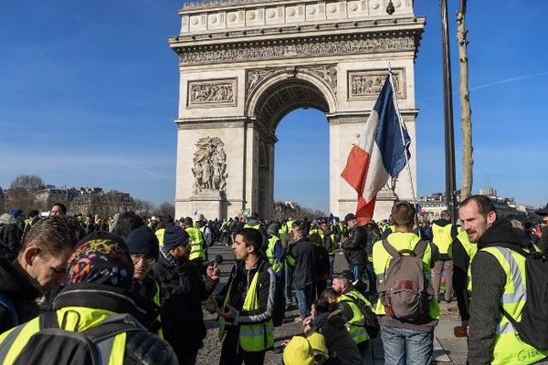 Des gilets jaunes devant l'Arc de triomphe ce samedi 16 février pour "l'acte 14" du mouvement.