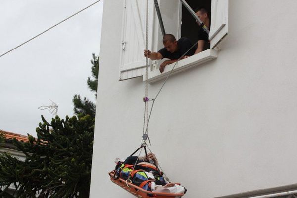 L'octogénaire a été évacué par la fenêtre de son appartement