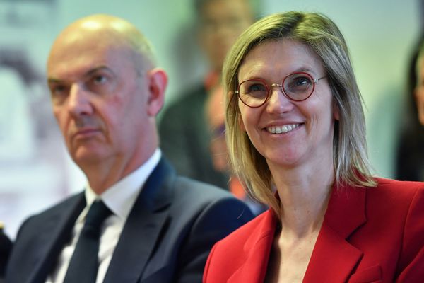 La ministre de la Transition énergétique, Agnès Pannier-Runacher, et le ministre délégué chargé de l'industrie, Roland Lescure (en arrière plan) sont en visite en Savoie, ce lundi 26 juin.