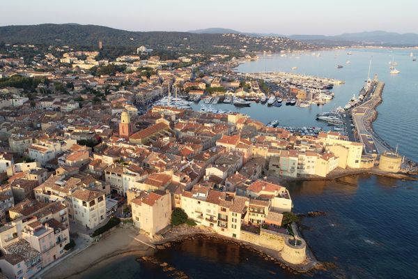 Vue aérienne du village de Saint-Tropez dans lequel le couple présidentiel a été aperçu vendredi soir.