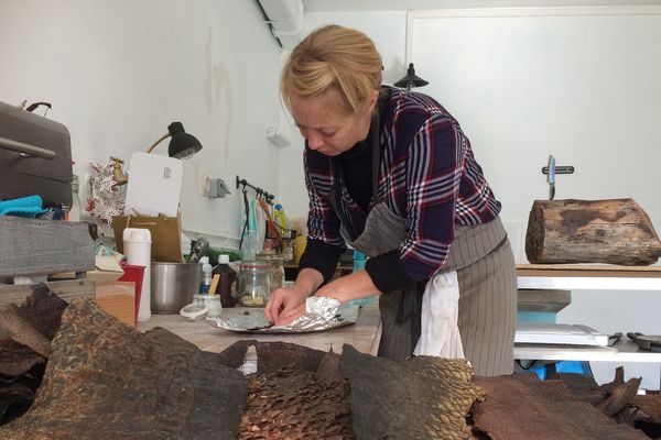 Virginie Moisset dans son atelier de tannage sur l'Île d'Aix