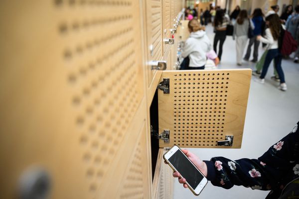 On range les téléphones portables dans les casiers depuis deux ans déjà dans ce collège de Lorient.