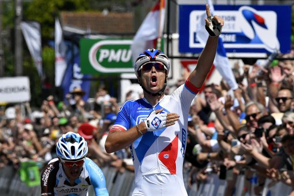  Le coureur franc-comtois de la FdJ Arthur VICHOT devient champion de France 2016 de course sur route devant Alexis VUILLERMOZ et Tony GALLOPIN, à Vesoul le 26 juin 2016.