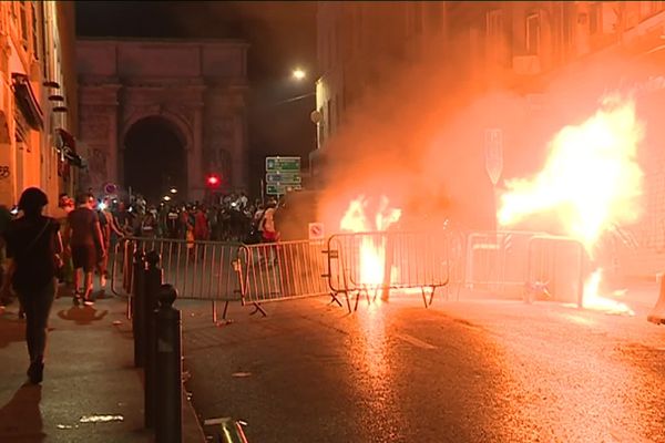 Un peu partout en France, les dégradations et affrontements avec les forces de l'ordre ont ponctué la soirée du 14 juillet. Ici à Marseille.  