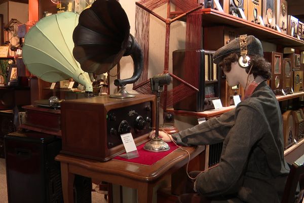 Le musée de la TSF compte des gramophones, des électrophones et des téléphones du siècle dernier.