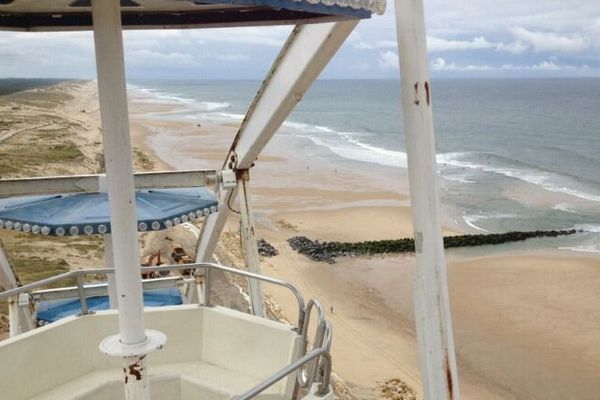 La vue à bord d'une nacelle de la grande roue, à 50 mètres au dessus de la plage de Lacanau.