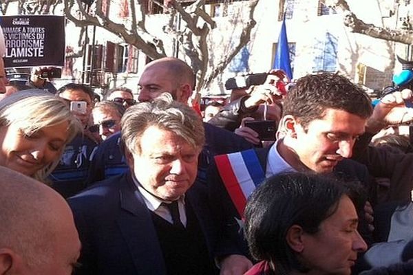 Beaucaire (Gard) - Marine Le Pen avec Gilbert Collard et Julien Sanchez, maire FN de la ville, lors de l'hommage aux victimes des attentats - 11 janvier 2015.