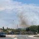 Deux hélicoptères bombardiers d'eau survolent le lieu de l'incendie, sur la commune de Sigean (Aude)