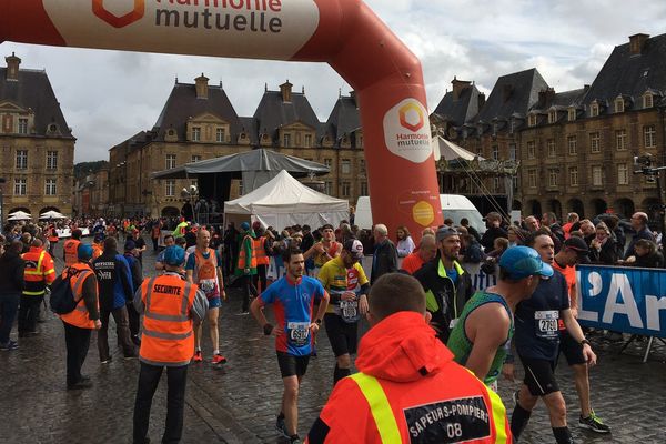 Les coureurs à l'arrivée de la course Sedan-Charleville ce dimanche 6 octobre 2019.