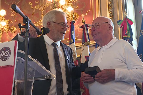 Le maire de Dijon (Côte-d'Or) François Rebsamen remet au résistant Georges Balliot la médaille de la ville, 11 septembre 2024.