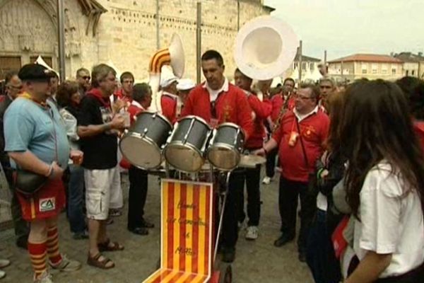 Les bandas ont défilé dans les rues de Condom. 