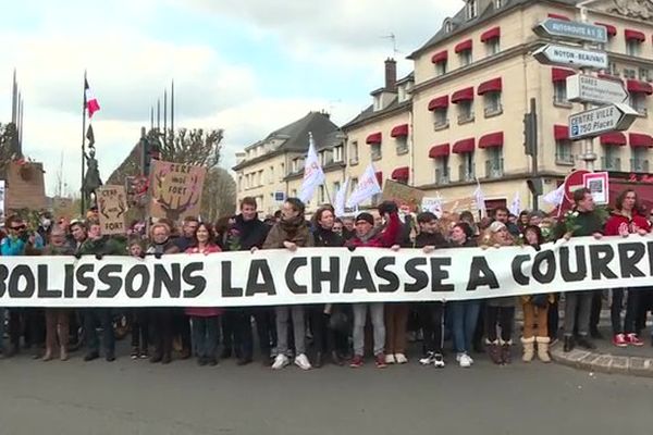 500 personnes ont manifesté à Compiègne contre la chasse à courre ce samedi 2 avril, en compagnie de Yannick Jadot (au centre).