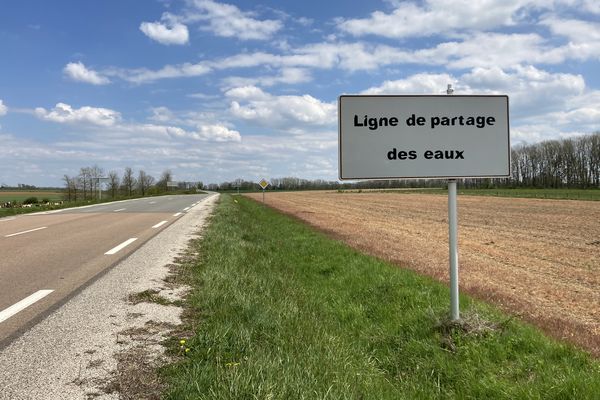 Près de Langres, en Haute-Marne, deux lignes de partage des eaux se rencontrent et forment un "point triple" hydrographique.