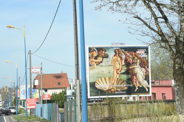 La naissance de Vénus, un tableau de Botticelli, sur un panneau publicitaire de Saint-Dizier en Haute-Marne. 