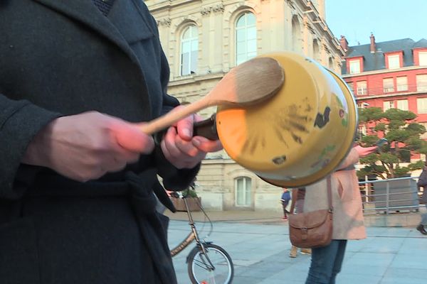 Un concert de casseroles s'était tenu devant la mairie d'Amiens lundi 17 avril, pendant l'allocution du président de la République.