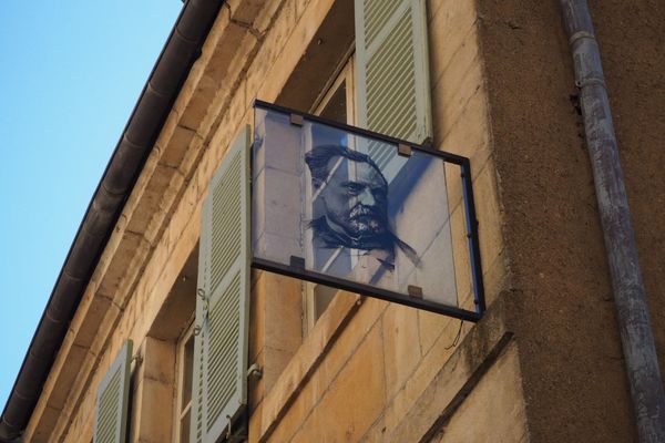 Dès leurs premiers pas dans la maison natale, les visiteurs rentrent dans l'intimité de la famille de Louis Pasteur.