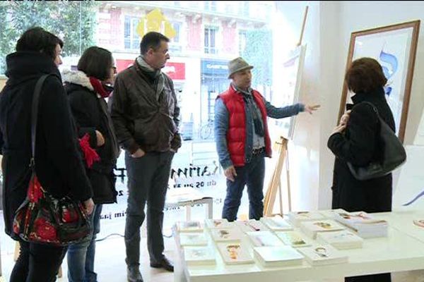 Cet artiste calligraphe ne regrette pas son choix : sa galerie éphémère ne désemplie pas. 