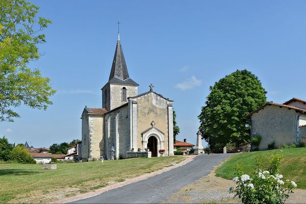 La place du village et l'église de Châtignac