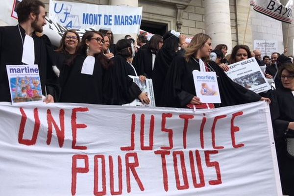 Les avocats se sont rassemblés ce matin sur les marches du palais de justice de Pau.