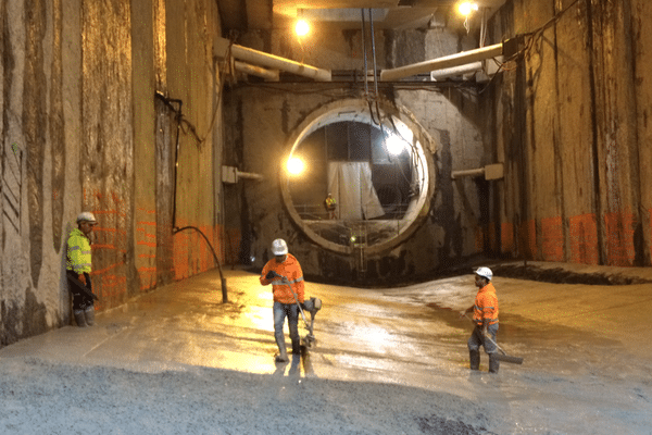 La chape de béton  a été coulée.