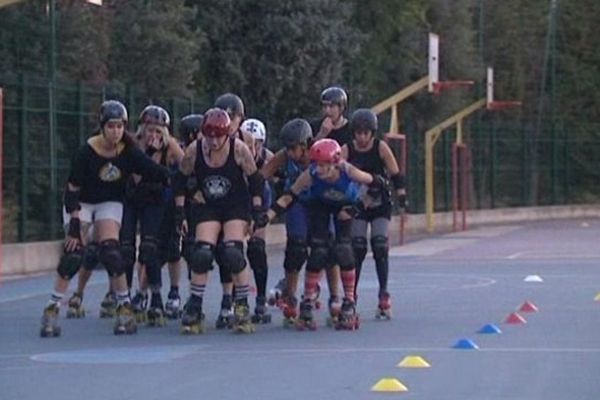 L'équipe marseillaise de roller-derby à l'entraînement