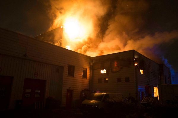 Un incendie dans un entrepôt à Choisy-le-Roi, dans le Val-de-Marne.