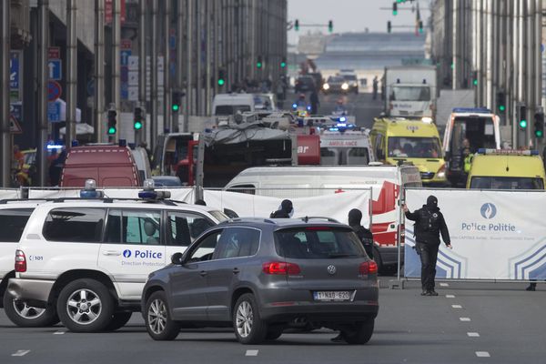 L'intervention des services de police et de secours après l'explosion à la station de métro de Maelbeek (Bruxelles) le 22 mars 2016
Emergency workers and police at Rue de la Loi, after an explosion at Maelbeek Metro station