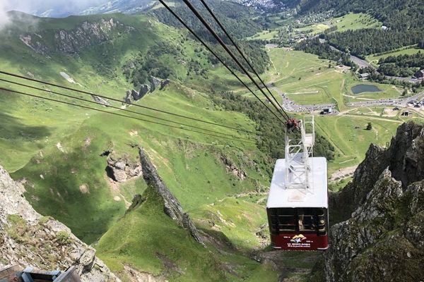 Depuis le 13 juin, le téléphérique du Sancy a repris du service, même si sa capacité est réduite pour respecter les règles sanitaires. 