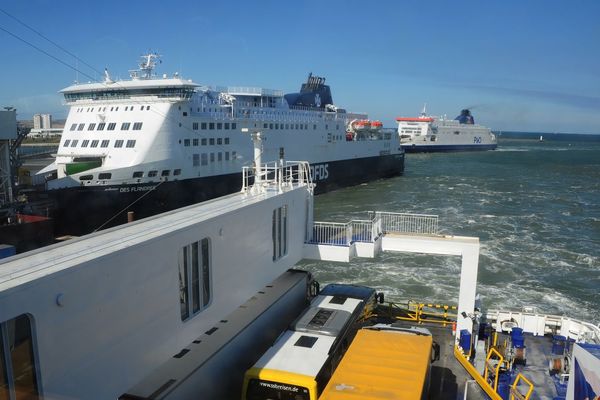 Des ferries dans le port de Calais.