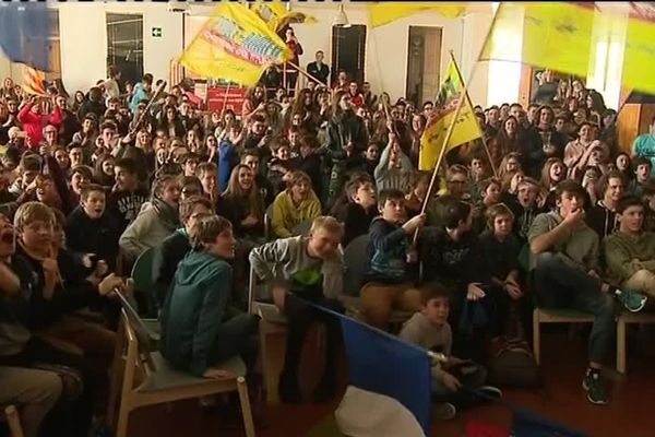 Ils étaient plus de 300 réunis dans la cafétaria du lycée Pierre de Coubertin de Font Romeu. Martin Fourcade, le Catalan, en a été l'élève. Et hier, comme aujourd'hui, ils l'ont tous soutenus. Ils ont crié et chanté la Marseillaise...