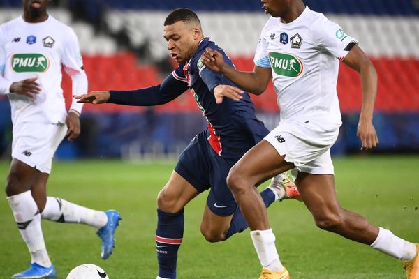 L'attaquant du Paris-Saint-Germain Kylian Mbappé aux prises avec un joueur du LOSC Lille. Photo AFP