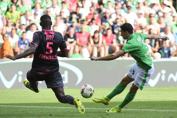 Le Vert Vincent Pajot (R) face à Issa Diop défenseur du TFC