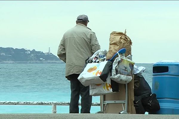 Depuis l'annonce du deuxième confinement, les associations et les collectivités se mobilisent pour permettre aux SDF de trouver un abri.