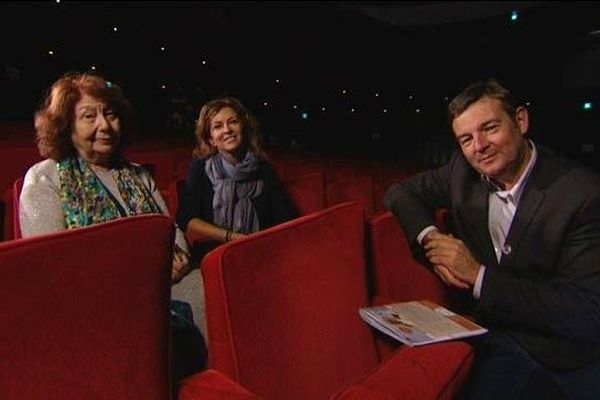 les comédiennes Huguette Cléry-Hatem et Corinne Touzet, au micro de Jacques Perrotte