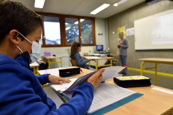 Des élèves d'une classe de 6ème avec leur professeur de Français, lors du déconfinement en juin 2020 (image d'illustration).