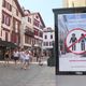 À Saint-Jean-de-Luz, dans les Pyrénées-Atlantiques, la mairie a reconduit sa campagne de lutte contre le torse nu dans le centre-ville.