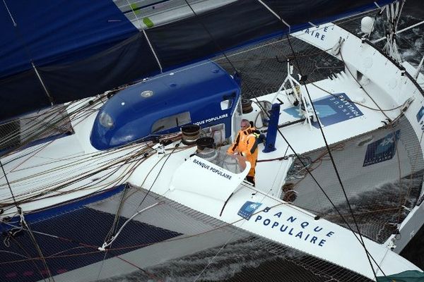 Loïck Peyron fait la course en tête à bord de Banque Populaire VII