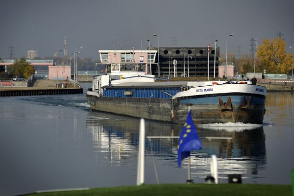 Une péniche s'apprête à franchir une écluse sur le port autonome de Strasbourg.